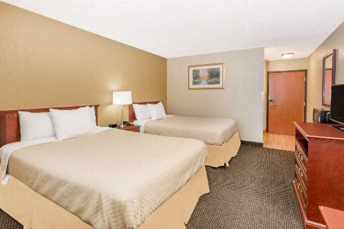 Days Inn by Wyndham West Des Moines image 17