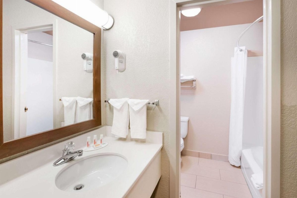 Days Inn by Wyndham West Des Moines Image 28