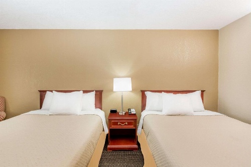 Days Inn by Wyndham West Des Moines image 29